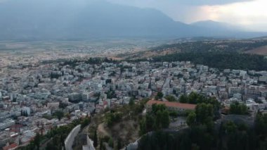 Yunanistan 'ın Lamia kentindeki hava panoramik manzarası. Merkezi ünlü Lamia Kalesi, Phthiotis, Orta Yunanistan.