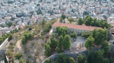 Yunanistan 'ın Lamia kentindeki hava panoramik manzarası. Merkezi ünlü Lamia Kalesi, Phthiotis, Orta Yunanistan.