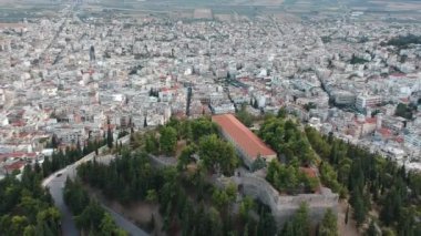 Yunanistan 'ın Lamia kentindeki hava panoramik manzarası. Merkezi ünlü Lamia Kalesi, Phthiotis, Orta Yunanistan.