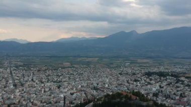 Yunanistan 'ın Lamia kentindeki hava panoramik manzarası. Merkezi ünlü Lamia Kalesi, Phthiotis, Orta Yunanistan.