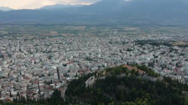 Yunanistan 'ın Lamia kentindeki hava panoramik manzarası. Merkezi ünlü Lamia Kalesi, Phthiotis, Orta Yunanistan.