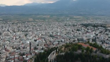 Yunanistan 'ın Lamia kentindeki hava panoramik manzarası. Merkezi ünlü Lamia Kalesi, Phthiotis, Orta Yunanistan.