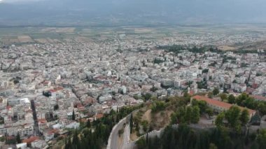 Yunanistan 'ın Lamia kentindeki hava panoramik manzarası. Merkezi ünlü Lamia Kalesi, Phthiotis, Orta Yunanistan.