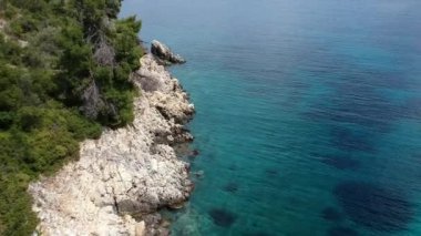 Alonissos Adası, Sporades, Yunanistan 'daki görkemli kayalık sahil Leftos Gialos üzerindeki hava manzarası