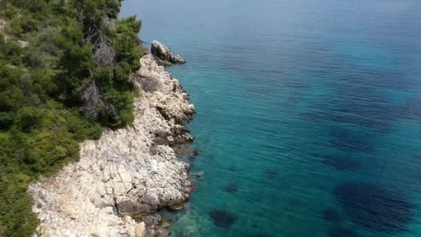 Вид Воздуха Величественный Скалистый Пляж Leftos Gialos Острове Alonissos Sporades — стоковое видео