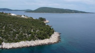 Alonissos Adası, Sporades, Yunanistan 'daki görkemli kayalık sahil Leftos Gialos üzerindeki hava manzarası