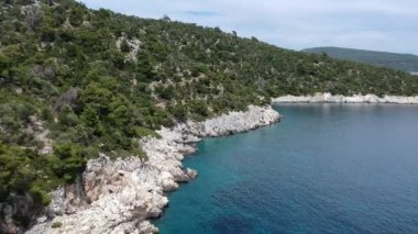 Alonissos Adası, Sporades, Yunanistan 'daki görkemli kayalık sahil Leftos Gialos üzerindeki hava manzarası