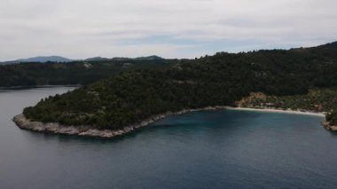 Alonissos Adası, Sporades, Yunanistan 'daki görkemli kayalık sahil Leftos Gialos üzerindeki hava manzarası