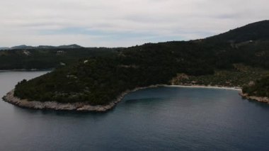 Alonissos Adası, Sporades, Yunanistan 'daki görkemli kayalık sahil Leftos Gialos üzerindeki hava manzarası