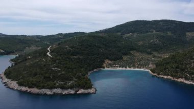 Alonissos Adası, Sporades, Yunanistan 'daki görkemli kayalık sahil Leftos Gialos üzerindeki hava manzarası