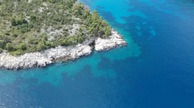 Alonissos Adası, Sporades, Yunanistan 'daki görkemli kayalık sahil Leftos Gialos üzerindeki hava manzarası