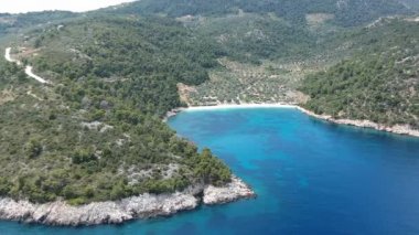 Alonissos Adası, Sporades, Yunanistan 'daki görkemli kayalık sahil Leftos Gialos üzerindeki hava manzarası