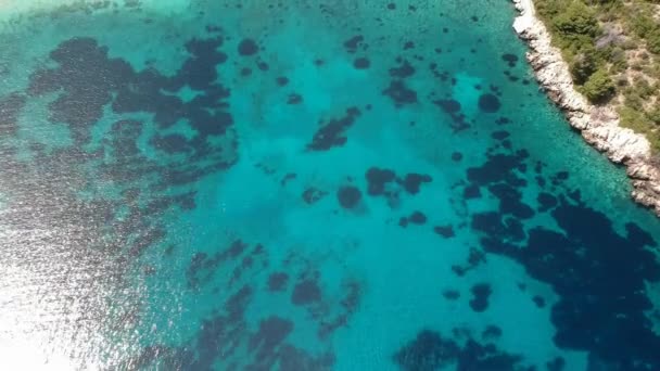 Luftaufnahme Über Den Majestätischen Felsstrand Leftos Gialos Auf Der Insel — Stockvideo