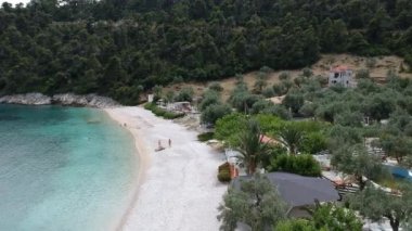 Alonissos Adası, Sporades, Yunanistan 'daki görkemli kayalık sahil Leftos Gialos üzerindeki hava manzarası