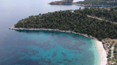 Alonissos Adası, Sporades, Yunanistan 'daki görkemli kayalık sahil Leftos Gialos üzerindeki hava manzarası