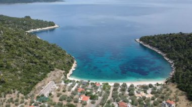 Alonissos Adası, Sporades, Yunanistan 'daki görkemli kayalık sahil Leftos Gialos üzerindeki hava manzarası