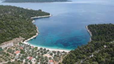 Alonissos Adası, Sporades, Yunanistan 'daki görkemli kayalık sahil Leftos Gialos üzerindeki hava manzarası