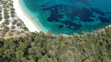 Alonissos Adası, Sporades, Yunanistan 'daki görkemli kayalık sahil Leftos Gialos üzerindeki hava manzarası