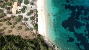 Alonissos Adası, Sporades, Yunanistan 'daki görkemli kayalık sahil Leftos Gialos üzerindeki hava manzarası