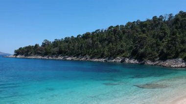 Alonissos Adası, Sporades, Yunanistan 'daki görkemli kayalık sahil Leftos Gialos üzerindeki hava manzarası
