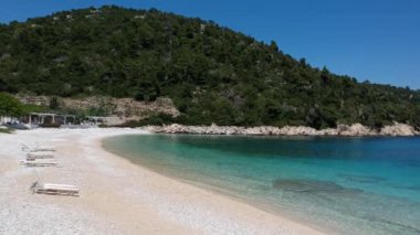 Alonissos Adası, Sporades, Yunanistan 'daki görkemli kayalık sahil Leftos Gialos üzerindeki hava manzarası