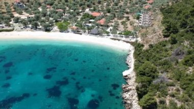Alonissos Adası, Sporades, Yunanistan 'daki görkemli kayalık sahil Leftos Gialos üzerindeki hava manzarası