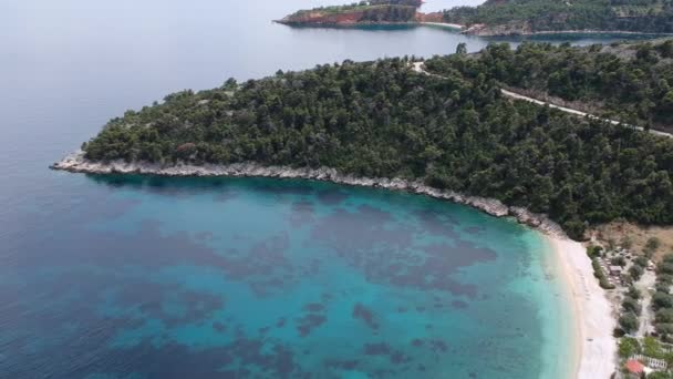 Pemandangan Udara Atas Pantai Berbatu Megah Leftos Gialos Pulau Alonissos — Stok Video