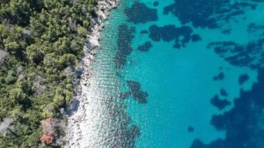 Alonissos Adası, Sporades, Yunanistan 'daki görkemli kayalık sahil Leftos Gialos üzerindeki hava manzarası