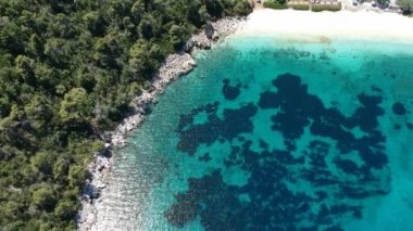 Alonissos Adası, Sporades, Yunanistan 'daki görkemli kayalık sahil Leftos Gialos üzerindeki hava manzarası