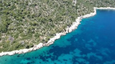 Alonissos Adası, Sporades, Yunanistan 'daki görkemli kayalık sahil Leftos Gialos üzerindeki hava manzarası
