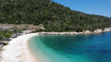 Alonissos Adası, Sporades, Yunanistan 'daki görkemli kayalık sahil Leftos Gialos üzerindeki hava manzarası