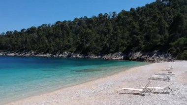 Alonissos Adası, Sporades, Yunanistan 'daki görkemli kayalık sahil Leftos Gialos üzerindeki hava manzarası