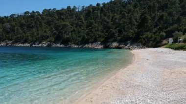 Alonissos Adası, Sporades, Yunanistan 'daki görkemli kayalık sahil Leftos Gialos üzerindeki hava manzarası