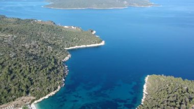 Alonissos Adası, Sporades, Yunanistan 'daki görkemli kayalık sahil Leftos Gialos üzerindeki hava manzarası