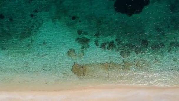 雄大な岩のビーチの上空からの眺めアロニソス島のレフトス ガリオス スポーツデス ギリシャ — ストック動画