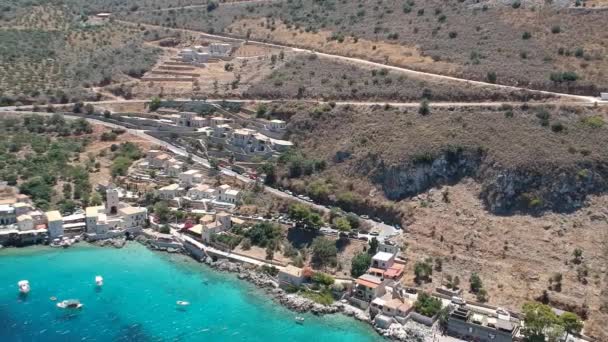 ギリシャのマニエリア ラコニアの美しい有名なリメニ村の象徴的な空中ビュー — ストック動画