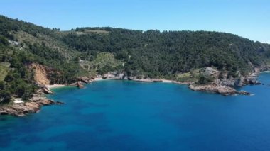 Megali Ammos üzerindeki hava manzarası veya batı Alonissos adasındaki büyük kum plajı, Yunanistan, Avrupa