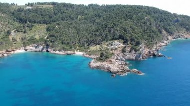 Megali Ammos üzerindeki hava manzarası veya batı Alonissos adasındaki büyük kum plajı, Yunanistan, Avrupa