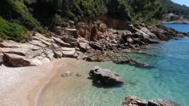 Megali Ammos üzerindeki hava manzarası veya batı Alonissos adasındaki büyük kum plajı, Yunanistan, Avrupa