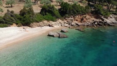 Megali Ammos üzerindeki hava manzarası veya batı Alonissos adasındaki büyük kum plajı, Yunanistan, Avrupa