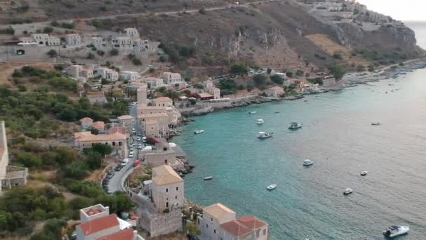 ギリシャのマニエリア ラコニアの美しい有名なリメニ村の象徴的な空中ビュー — ストック動画
