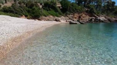 Megali Ammos üzerindeki hava manzarası veya batı Alonissos adasındaki büyük kum plajı, Yunanistan, Avrupa