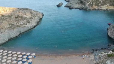 Gün batımında Kythira Adası 'ndaki ünlü Melidoni kayalık plajının hava panoramik manzarası. Kristal berrak su ve Akdeniz, Yunanistan ve Avrupa 'da küçük kayalık bir körfez ile şaşırtıcı manzara.
