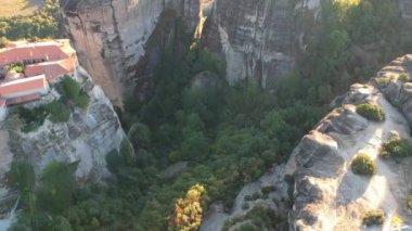 Yunanistan 'ın orta kesimindeki bir kaya oluşumu olan Meteora üzerindeki hava manzarası, Doğu Ortodoks manastırlarının en hızlı inşa edilen komplekslerinden birine ev sahipliği yapıyor. Kalampaka, Yunanistan, Avrupa