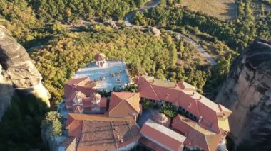 Yunanistan 'ın orta kesimindeki bir kaya oluşumu olan Meteora üzerindeki hava manzarası, Doğu Ortodoks manastırlarının en hızlı inşa edilen komplekslerinden birine ev sahipliği yapıyor. Kalampaka, Yunanistan, Avrupa