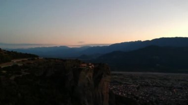 Yunanistan 'ın orta kesimindeki bir kaya oluşumu olan Meteora üzerindeki hava manzarası, Doğu Ortodoks manastırlarının en hızlı inşa edilen komplekslerinden birine ev sahipliği yapıyor. Kalampaka, Yunanistan, Avrupa