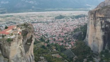 Yunanistan 'ın orta kesimindeki bir kaya oluşumu olan Meteora üzerindeki hava manzarası, Doğu Ortodoks manastırlarının en hızlı inşa edilen komplekslerinden birine ev sahipliği yapıyor. Kalampaka, Yunanistan, Avrupa