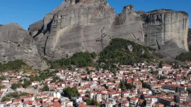Yunanistan 'ın orta kesimindeki bir kaya oluşumu olan Meteora üzerindeki hava manzarası, Doğu Ortodoks manastırlarının en hızlı inşa edilen komplekslerinden birine ev sahipliği yapıyor. Kalampaka, Yunanistan, Avrupa