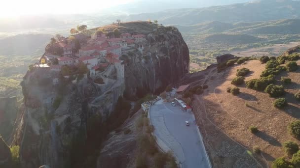 中央ギリシャの岩の形成であるMeteoraの上空からの眺めは 東正教会の修道院の中で最も巨大な建築物の一つをホストしています カランパカ ギリシャ ヨーロッパ — ストック動画