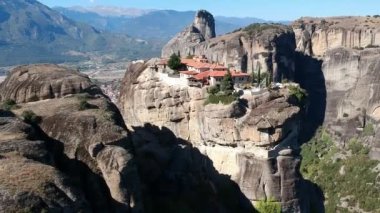 Yunanistan 'ın orta kesimindeki bir kaya oluşumu olan Meteora üzerindeki hava manzarası, Doğu Ortodoks manastırlarının en hızlı inşa edilen komplekslerinden birine ev sahipliği yapıyor. Kalampaka, Yunanistan, Avrupa